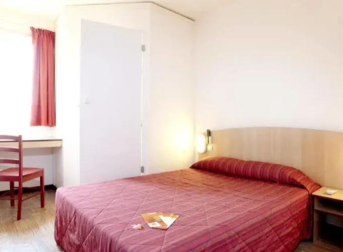 Premiere Classe Est - Chauray Hotel *